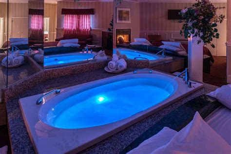 honeymoon suites with jacuzzi near me.